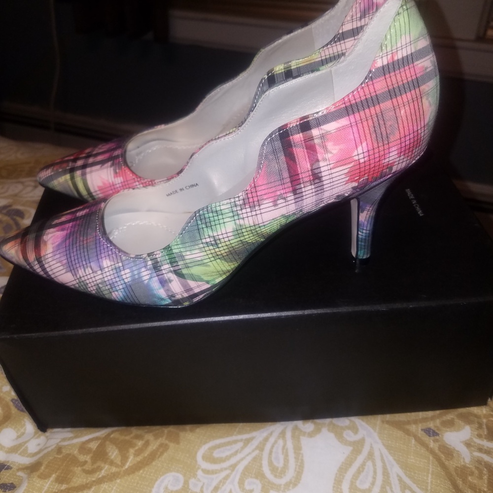 Tahari Charter Floral Plaid Print 3-inch heels NWT